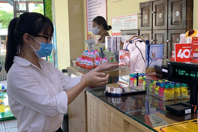 Nhà sách Fahasa Tân Bình lần đầu lắp đặt máy phun gel rửa tay tự động Thiên Long ảnh 1