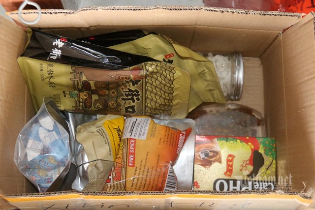 Các nhân viên y tế đo nhiệt độ cho người cách ly 2 lần/ngày. Bất kỳ biểu hiện bất thường nào của người cách ly sẽ được xử lý nhanh chóng.