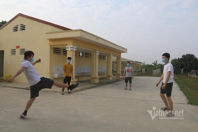 Chiều tối, mọi người thường đá cầu, chạy bộ quanh khuôn viên ở khu vực vòng trong cùng.