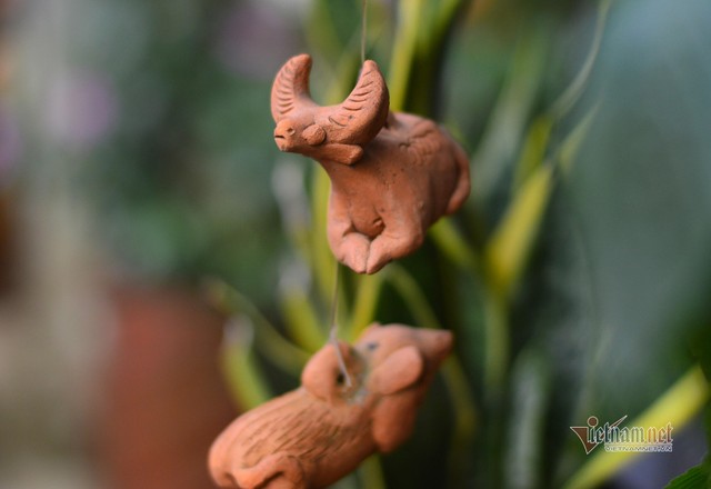 Những chú trâu đất được đặt tại lối vào của làng gốm.