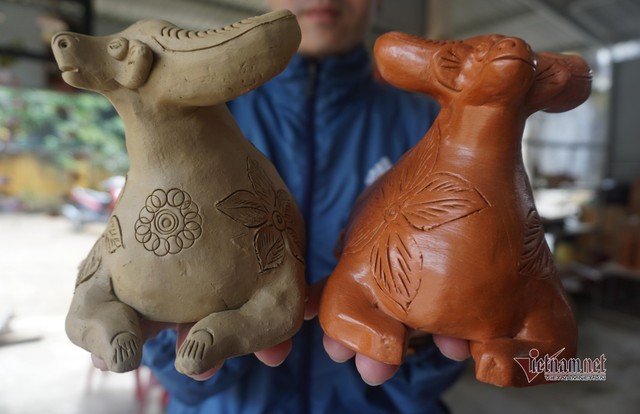 Sau khi nặn, tượng được khắc hoa văn tinh xảo. Công việc này đòi hỏi sự khéo léo.