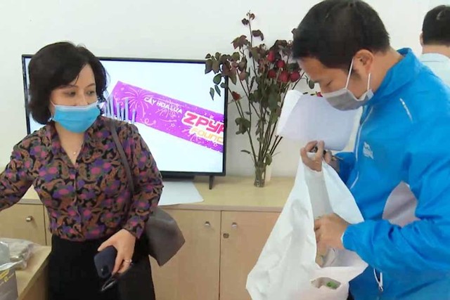 Theo quy định, người đủ 18 tuổi mới được mua pháo hoa.