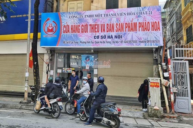 Nhiều người đến mua nhưng cửa hàng thông báo tạm đóng cửa.