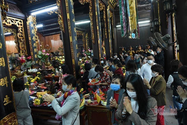 Ngày mùng 3 Tết rất đông du khách đến hành lễ.