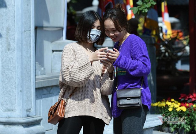 Không ít bạn trẻ đến chùa một mình hoặc đi với bạn cùng giới. Theo lý giải của họ, do chưa có người yêu nên ngày tình nhân họ lên chùa làm lễ để mong sớm gặp được người trong mộng.