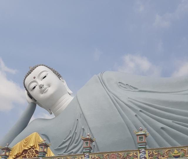 Do được đặt trên bệ cao cùng với sự to lớn của bức tượng nên từ TP Sóc Trăng có thể nhìn thấy bức tượng này từ xa hàng trăm mét.