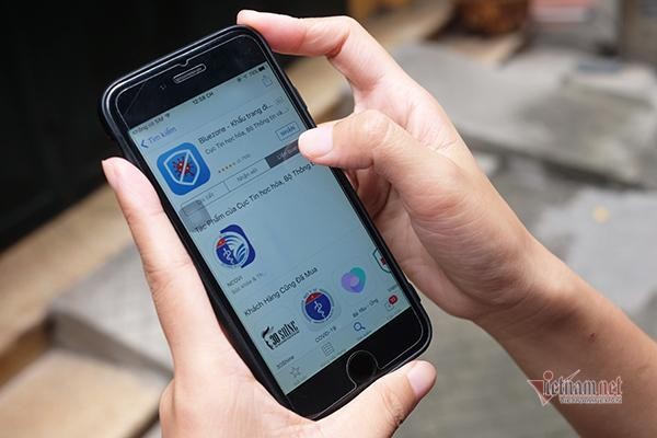 Cài đặt Bluezone là giải pháp đơn giản nhưng hiệu quả để phòng chống sự lây lan của Covid-19. Ảnh: Trọng Đạt.