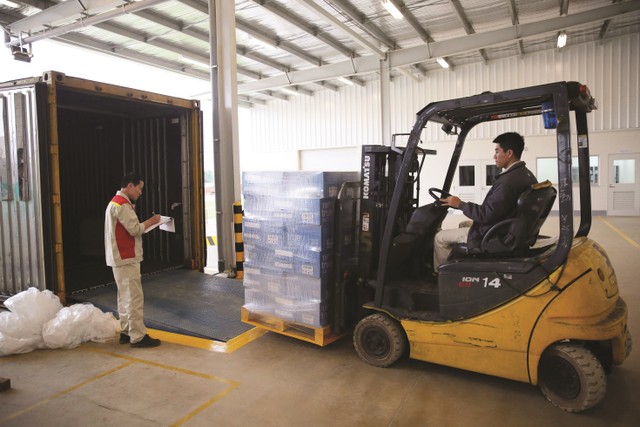 Ngành logistics trong nước vẫn ở mức sơ khai, chủ yếu cung cấp nhà xưởng, kho bãi. Ngành logistics trong nước vẫn ở mức sơ khai, chủ yếu cung cấp nhà xưởng, kho bãi.