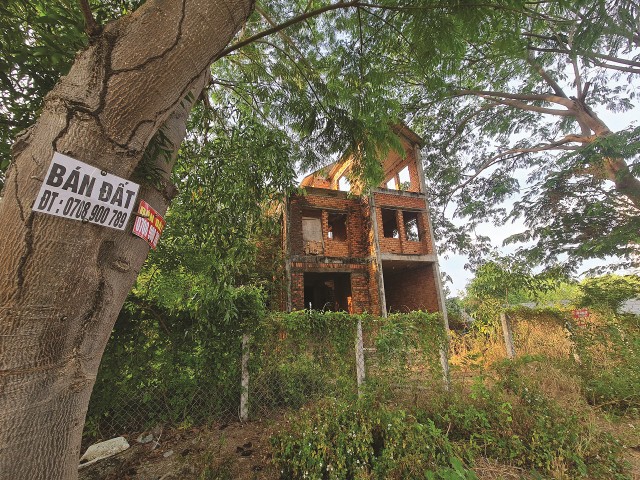 Nhiều căn biệt thự bị bỏ hoang do không có nhu cầu ở. Nhiều căn biệt thự bị bỏ hoang do không có nhu cầu ở.