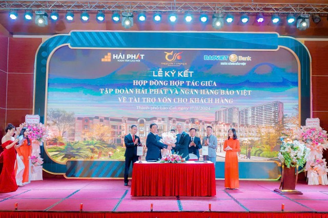 Đại diện Tập đoàn Hải Phát và đại diện Ngân hàng Bảo Việt - Chi nhánh Lào Cai ký kết hợp tác tài trợ vốn cho khách hàng mua nhà tại dự án Dragon Complex.