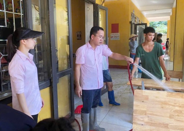 Cán bộ Ngân hàng Chính sách xã hội chủ động dọn dẹp, sửa sang lại các trụ sở phòng và các điểm giao dịch tại xã để nhanh chóng hoạt động trở lại bình thường.