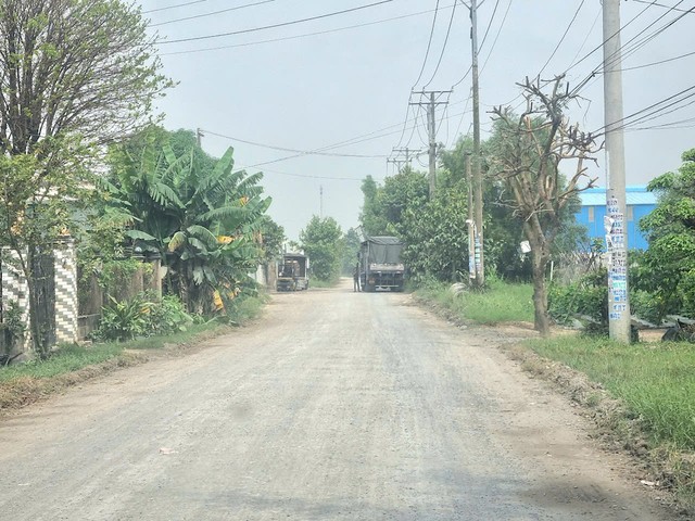 Tuyến đường dẫn vào dự án vẫn chưa thi công xong.