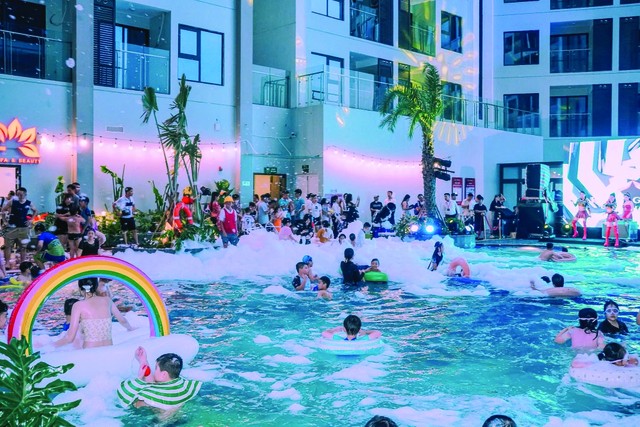 Bể bơi trên không - điểm tụ tập yêu thích của các gia đình vào cuối tuần