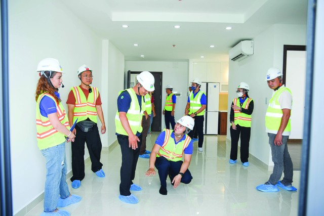 Khách hàng đi xem nhà thực tế tại một dự án ở Bình Dương. Ảnh: Việt Dũng.