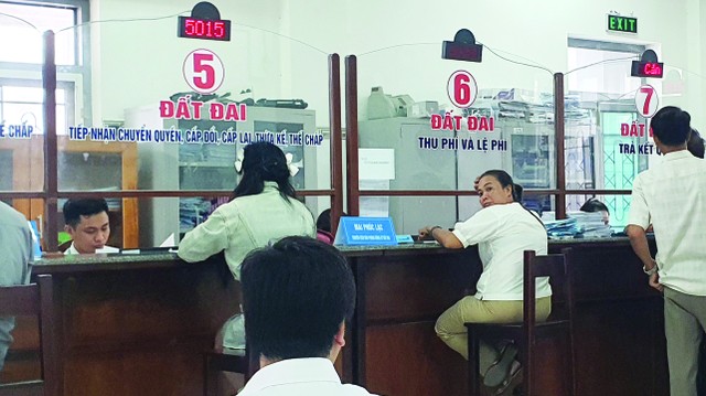 Khách hàng chờ làm việc tại một văn phòng giao dịch đất đai ở Nhơn Trạch. Ảnh: Lê Toàn.