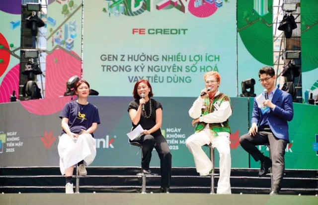 Đại diện FE CREDIT tham gia phiên thảo luận “Sống số - Sống chất”.