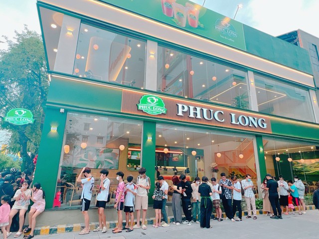 Các bạn trẻ trải nghiệm sản phẩm của Phúc Long. Các bạn trẻ trải nghiệm sản phẩm của Phúc Long.