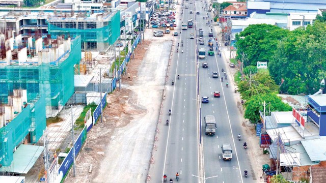Một dự án nhà ở nằm ngay trục đường chính hướng về TP.HCM đang được triển khai. Ảnh: Việt Dũng.