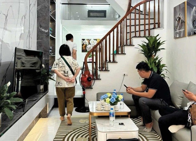 Khi mua nhà cần trực tiếp “mục sở thị”. Ảnh: Dũng Minh.