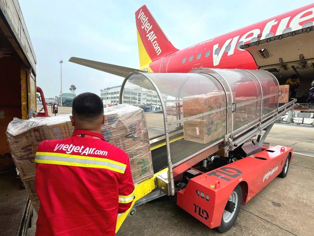 Nhân viên Vietjet đưa hàng cứu trợ lên tàu bay để vận chuyển đến đồng bào vùng bão lũ
