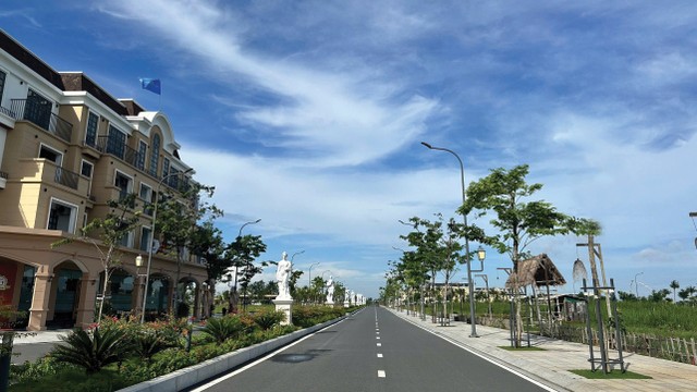 Khu vực nhà ở, các hạng mục tiện ích như sân thể thao, công viên, đường dạo… cũng vắng bóng người. Ảnh: Việt Dũng. Khu vực nhà ở, các hạng mục tiện ích như sân thể thao, công viên, đường dạo… cũng vắng bóng người. Ảnh: Việt Dũng.