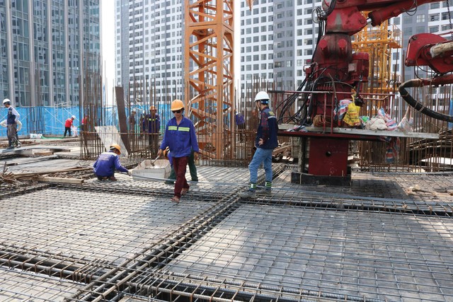 Ngoài tiền đất, chi phí nguyên vật liệu xây dựng tăng cao cũng góp phần làm tăng giá nhà. Ảnh: Dũng Minh.