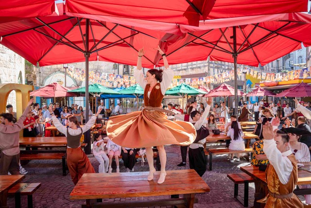 Sun World Ba Na Hills rộn ràng không khí lễ hội mùa hè, với chuỗi những show diễn sôi động giữa không gian châu Âu trên đỉnh núi.