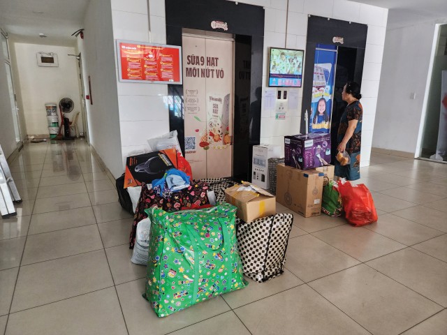 Cư dân lục tục chuyển về căn hộ mới