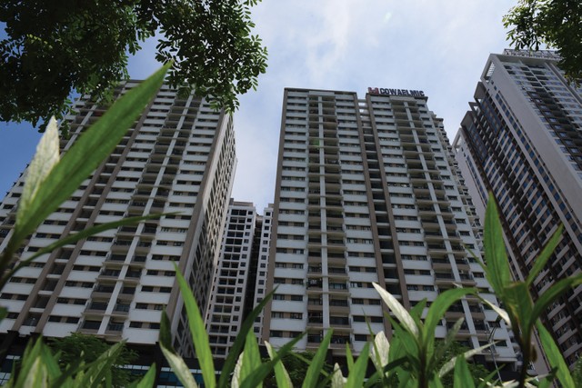 Giá nhà tại những đô thị lớn như Hà Nội, TP.HCM… tăng “phi mã”.