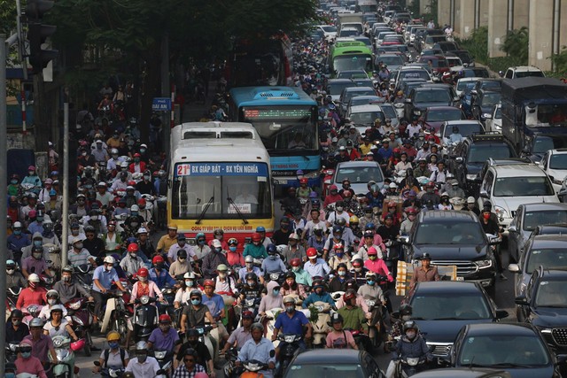 Dù biết cuộc sống đô thị ồn ào và nhiều áp lực, nhưng không dễ từ bỏ để về quê sinh sống