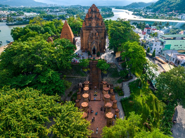 Di tích quốc gia đặc biệt Tháp Bà Ponagar đón hàng nghìn lượt khách mỗi ngày.