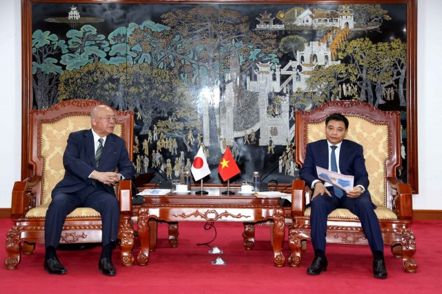 Bộ trưởng Nguyễn Văn Thắng trao đổi các nội dung liên quan tới Dự án đầu tư xây dựng Trường Đại học Việt Nam - Nhật Bản. Ảnh: Đức Minh.