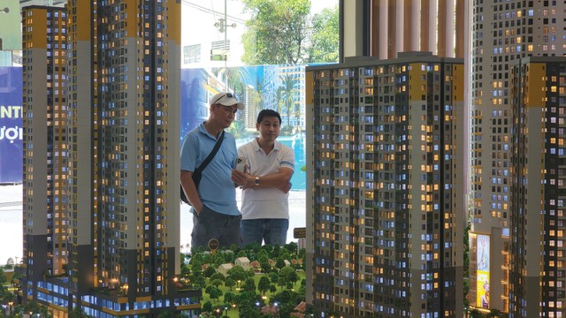 Một lượng căn hộ đang được rao bán với giá giảm nhẹ. Ảnh: Lê Toàn.