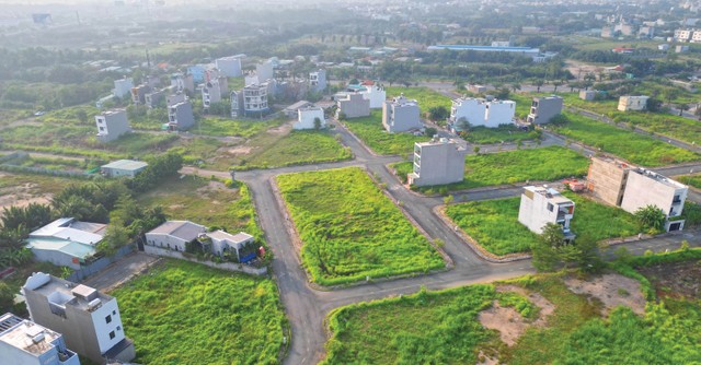 Tại phân khúc đất nền vùng ven, việc rao bán “hàng ngộp” diễn ra khá phổ biến. Ảnh: Lê Toàn.