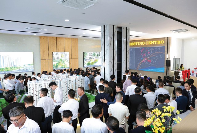 Khách đi xem dự án Destino Centro. Ảnh: Việt Dũng. Khách đi xem dự án Destino Centro. Ảnh: Việt Dũng.