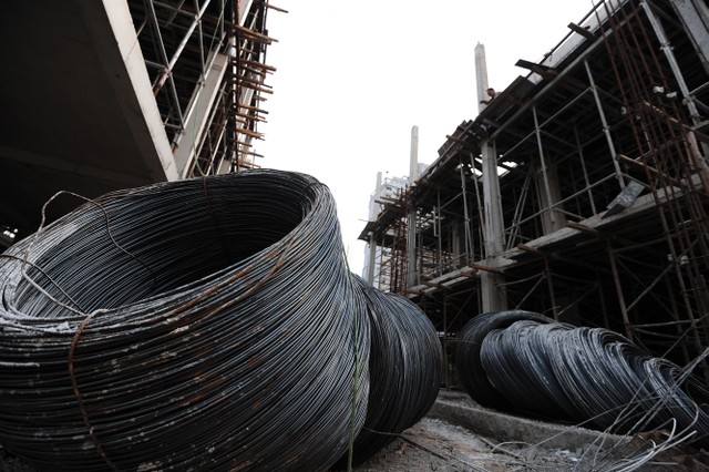 Các nguyên liệu chủ lực như đá dăm, đá bê tông xi măng, cát, nhựa đường, thép, xi măng… đồng loạt tăng giá. Ảnh: Dũng Minh.