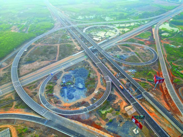Việc cải thiện hệ thống giao thông kết nối liên vùng đã thay đổi khái niệm “trung tâm” của TP.HCM (Trong ảnh: Cao tốc Biên Hòa - Vũng Tàu). Ảnh: Lê Toàn.