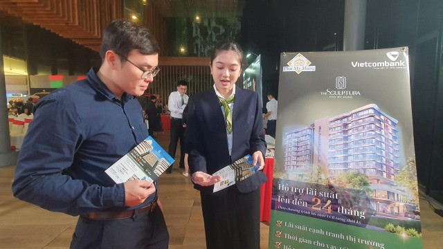 Lãi suất tăng cao khiến người mua nhà không còn dễ xuống tiền như trước. Ảnh: Lê Toàn.