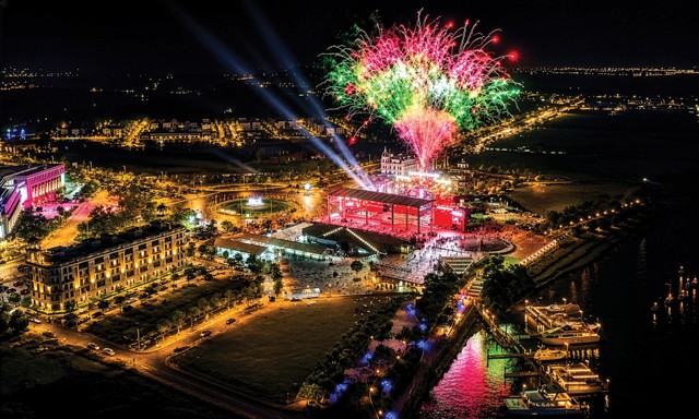 Bắn pháo hoa tại Quảng trường Aqua City. Ảnh: Lê Toàn. Bắn pháo hoa tại Quảng trường Aqua City. Ảnh: Lê Toàn.
