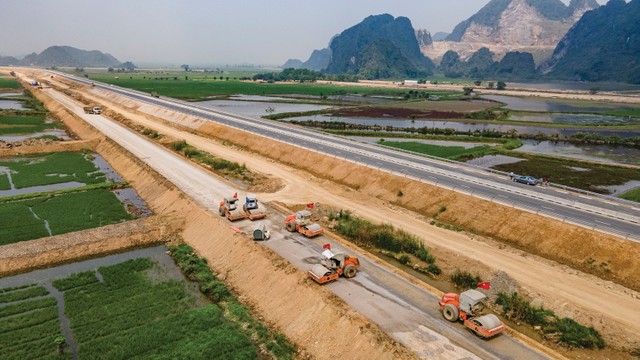 Để GDP tăng trưởng 2 chữ số, chỉ trông chờ vào đầu tư công là không đủ. Để GDP tăng trưởng 2 chữ số, chỉ trông chờ vào đầu tư công là không đủ.