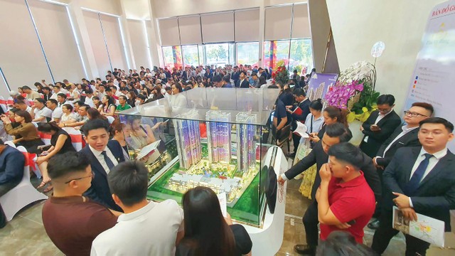 Những doanh nghiệp môi giới còn trụ lại được sau cuộc thanh lọc này là những đơn vị có năng lực tài chính vững mạnh, có uy tín. Ảnh: Tăng Triển. Những doanh nghiệp môi giới còn trụ lại được sau cuộc thanh lọc này là những đơn vị có năng lực tài chính vững mạnh, có uy tín. Ảnh: Tăng Triển.
