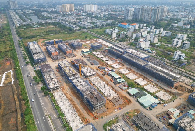 Xung quanh bán kính trung tâm tài chính Thủ Thiêm, nhiều dự án quy mô lớn đang đẩy nhanh tiến độ triển khai. Ảnh: Lê Toàn. Xung quanh bán kính trung tâm tài chính Thủ Thiêm, nhiều dự án quy mô lớn đang đẩy nhanh tiến độ triển khai. Ảnh: Lê Toàn.