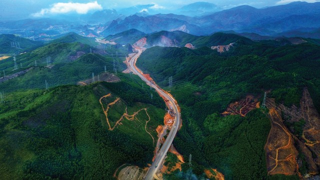 Hạ tầng ngày càng hoàn thiện đang hỗ trợ tốt cho ngành logistics. Ảnh: Dũng Minh.