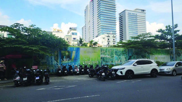 Phía bên ngoài làm nơi dừng đỗ cho các phương tiện. Ảnh: Việt Dũng.
