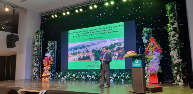 Kiến trúc sư Ngô Viết Nam Sơn chia sẻ tại Hội thảo. Kiến trúc sư Ngô Viết Nam Sơn chia sẻ tại Hội thảo.