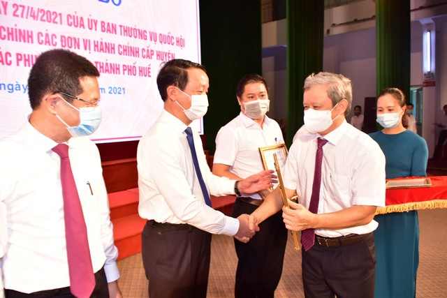 Bí thư Tỉnh ủy tỉnh Thừa Thiên Huế Lê Trường Lưu đại diện trao Nghị quyết số 1264/NQ-UBTVQH14 ngày 27/4/2021 của Ủy ban Thường vụ Quốc hội về việc điều chỉnh địa giới các đơn vị hành chính cấp huyện và sắp xếp, thành lập các phường thuộc thành phố Huế.