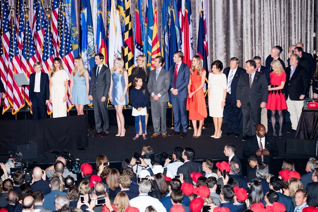 Cận cảnh 2 sắc thái tại bữa tiệc hậu bầu cử tổng thống Mỹ ảnh 2