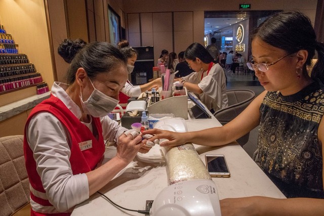 Dịch vụ làm móng trong lúc đợi bàn Dịch vụ làm móng trong lúc đợi bàn
