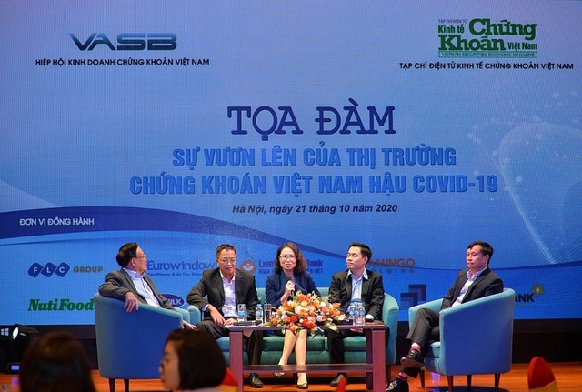 Các diễn giả trao đổi tại Tọa đàm
