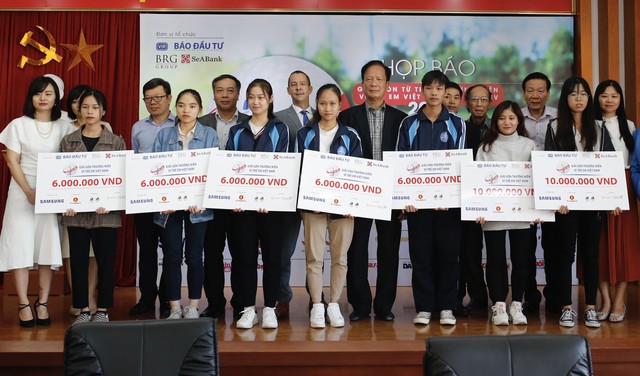 Trong 13 mùa giải qua, Giải gôn từ thiện thường niên Vì trẻ em Việt Nam - Swing for the Kids đã trao tận tay hơn 16.000 suất học bổng cho học sinh, sinh viên nghèo vượt khó